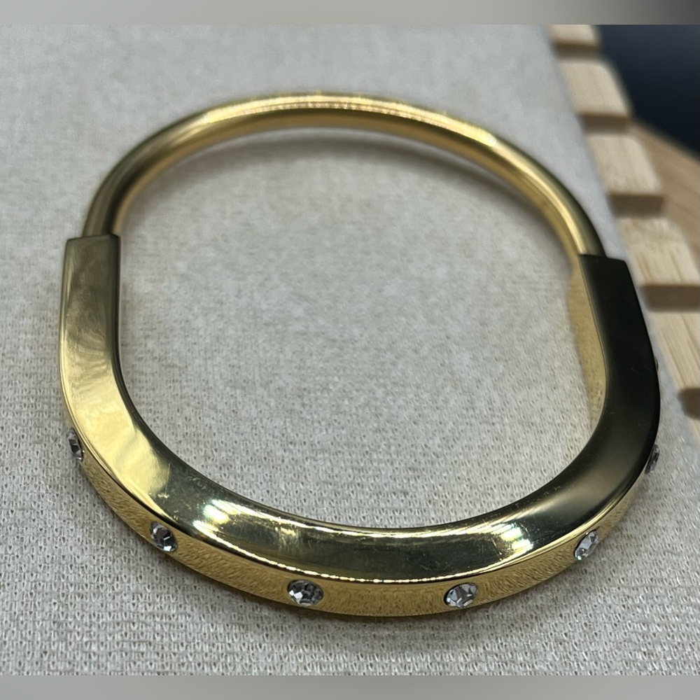 Oval bracelet with stones